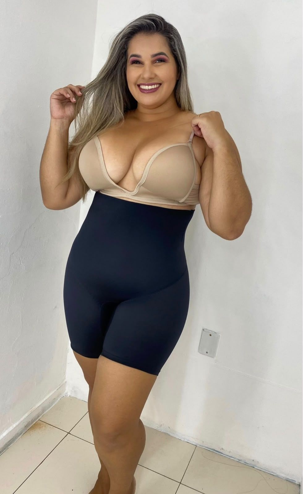 A mesma cliente sorrindo, vestindo o Short Lipo preto